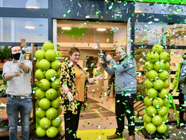 Duurzame Ballon pilaren bij Plus Supermarkt